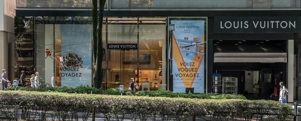 Außenfassade eines Louis-Vuitton-Designergeschäfts — Stockfoto