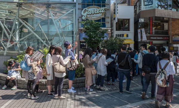 Turistler ve yerliler için Omotesando içinde yürüyüş