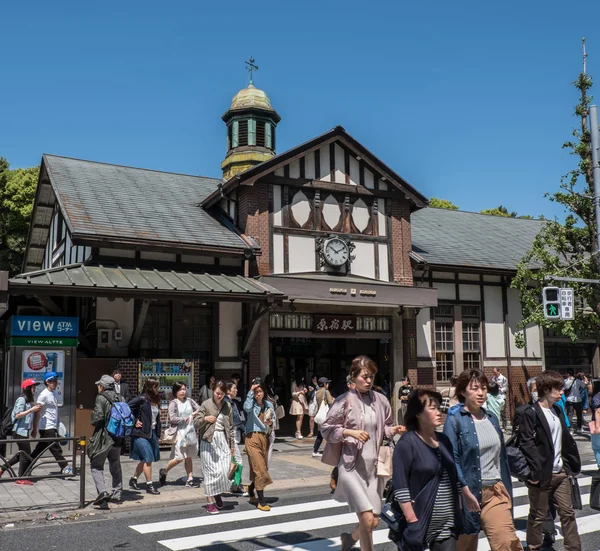 Locales y turistas frente a la estación de Harajuku — Foto de Stock