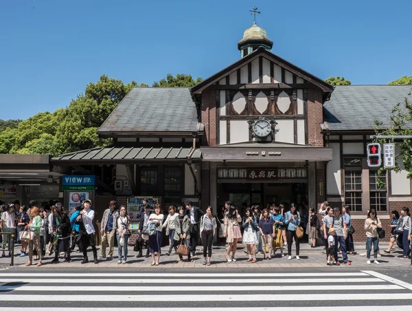 A helyiek és a turisták előtt Harajuku Station — Stock Fotó