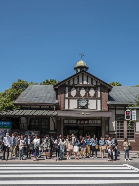 Lokalbefolkning och turister framför Harajuku Station — Stockfoto