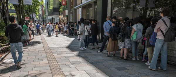 Touristen und Einheimische zu Fuß in omotesando — Stockfoto