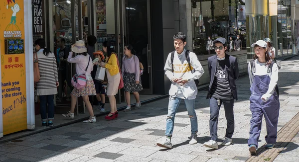 Turisté a místní pěší v Omotesando — Stock fotografie