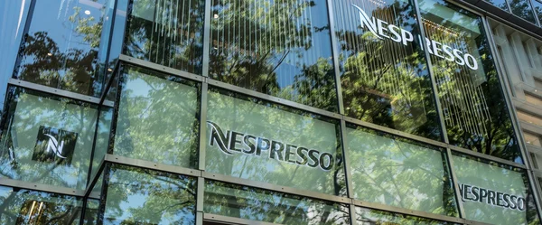 Außenseite einer Nespresso-Filiale — Stockfoto