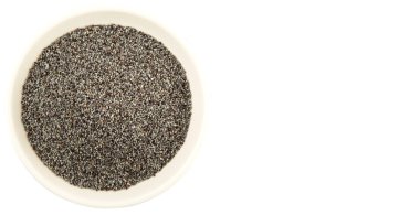 Beyaz arka plan üzerinde siyah haşhaş tohumu beyaz kase