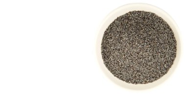 Beyaz arka plan üzerinde siyah haşhaş tohumu beyaz kase