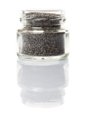 Küçük mason kavanoza beyaz arka plan üzerinde siyah haşhaş tohumu