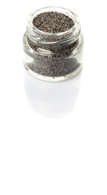 Küçük mason kavanoza beyaz arka plan üzerinde siyah haşhaş tohumu