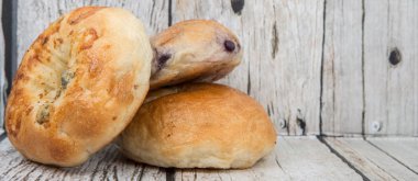 Ev yapımı sade simit, simit peynir ve yaban mersinli çörek