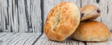 Ev yapımı sade simit, simit peynir ve yaban mersinli çörek