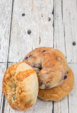 Ev yapımı sade simit, simit peynir ve yaban mersinli çörek