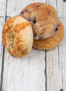 Ev yapımı sade simit, simit peynir ve yaban mersinli çörek