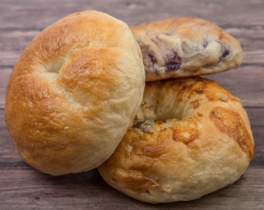 Ev yapımı sade simit, simit peynir ve yaban mersinli çörek