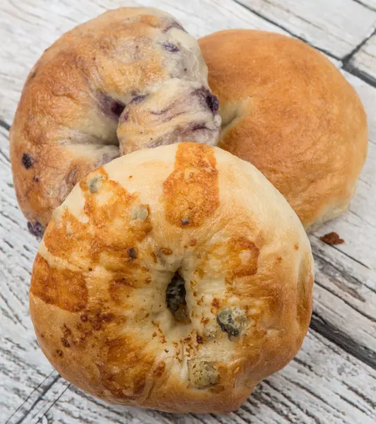 Házi sima Bagel, Bagel sajtos és áfonyás Bagel — Stock Fotó