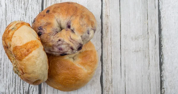 Domowe równinie bajgiel, bajgiel sera i Blueberry Bagel — Zdjęcie stockowe