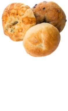 Ev yapımı sade simit, simit peynir ve yaban mersinli çörek beyaz arka plan üzerinde