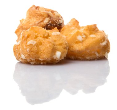 Choux pasta şeker serpilir