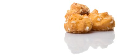 Choux pasta şeker serpilir