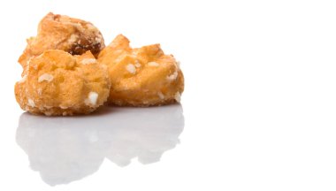 Choux pasta şeker serpilir