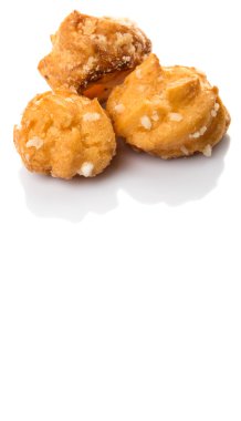 Choux pasta şeker serpilir