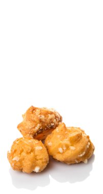 Choux pasta şeker serpilir