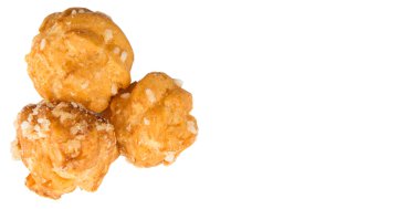 Choux pasta şeker serpilir