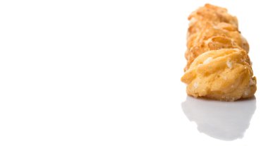 Choux pasta şeker serpilir