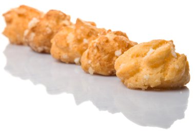 Choux pasta şeker serpilir