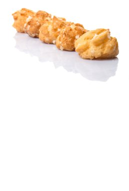 Choux pasta şeker serpilir