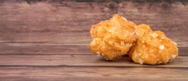 Choux pasta şeker serpilir