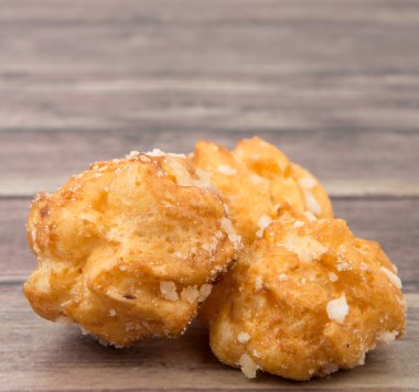 Choux pasta şeker serpilir