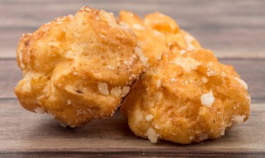 Choux pasta şeker serpilir