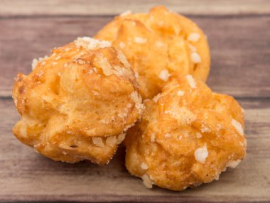 Choux pasta şeker serpilir