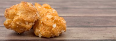 Choux pasta şeker serpilir