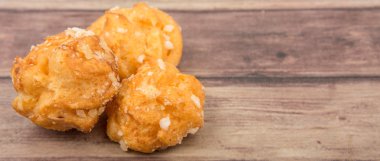 Choux pasta şeker serpilir