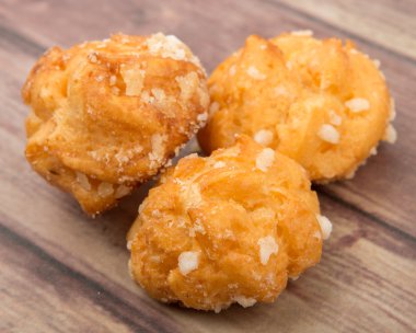 Choux pasta şeker serpilir