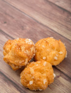 Choux pasta şeker serpilir