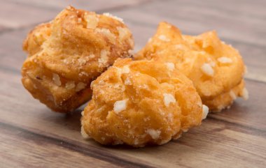 Choux pasta şeker serpilir