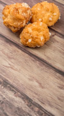 Choux pasta şeker serpilir