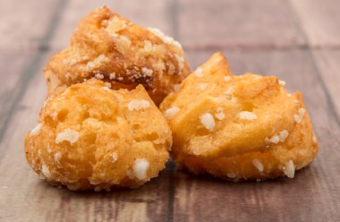 Choux pasta şeker serpilir