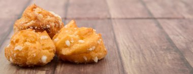 Choux pasta şeker serpilir