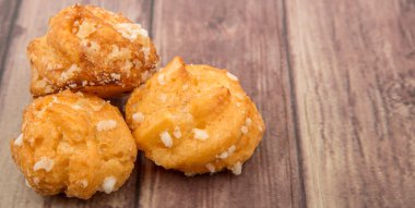 Choux pasta şeker serpilir