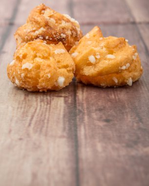 Choux pasta şeker serpilir