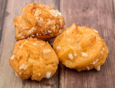 Choux pasta şeker serpilir