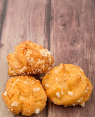 Choux pasta şeker serpilir