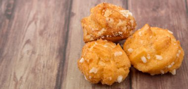 Choux pasta şeker serpilir