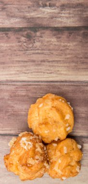 Choux pasta şeker serpilir