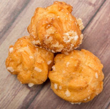 Choux pasta şeker serpilir