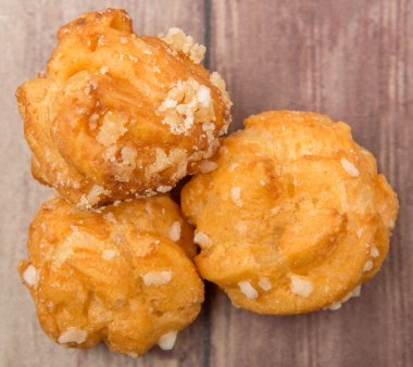 Choux pasta şeker serpilir