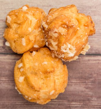 Choux pasta şeker serpilir